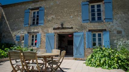 Location de vacances pour 6 personnes, avec jardin ainsi que terrasse et piscine à Savignac-de-Duras