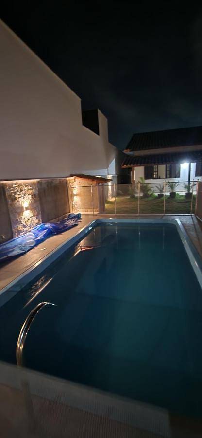 Casas e apartamentos de temporada para 8 pessoas, com jardim e piscina e ainda vista em Maricá