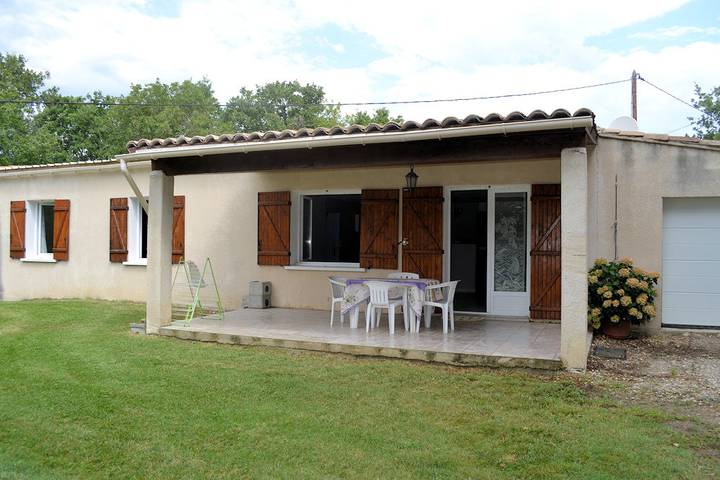 Gîte pour 6 personnes, avec piscine et jardin