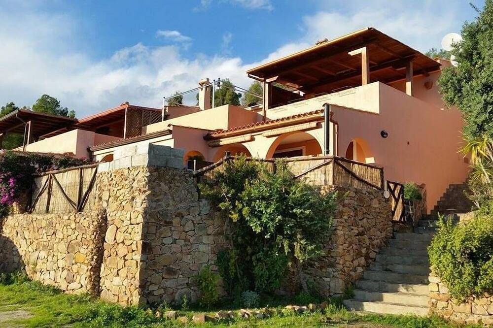 Villa Eden a 900 metros de la espléndida playa de Calamarina in Eden Rock, Provincia de Cagliari