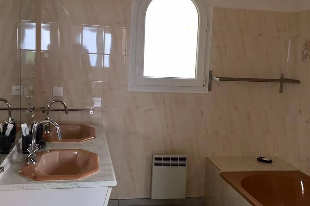 A balcony overlooking the Mediterranean: 20m2 terrace, private parking, bright. in Vence, Cannes region