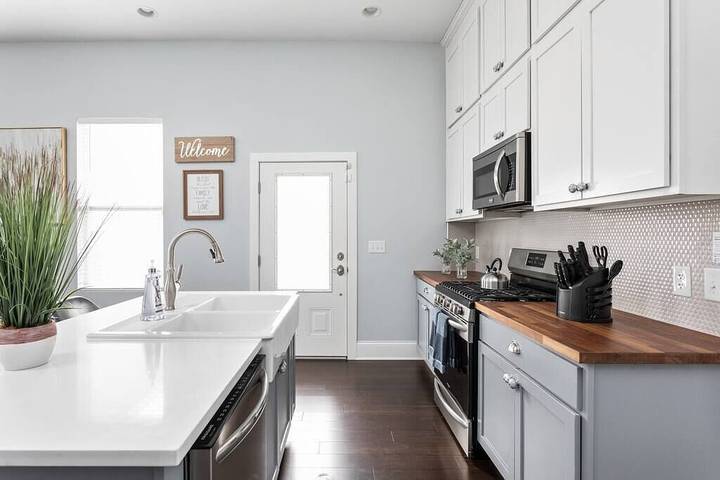 Vacation house for 32 people, with balcony and yard, with pets in Indiana