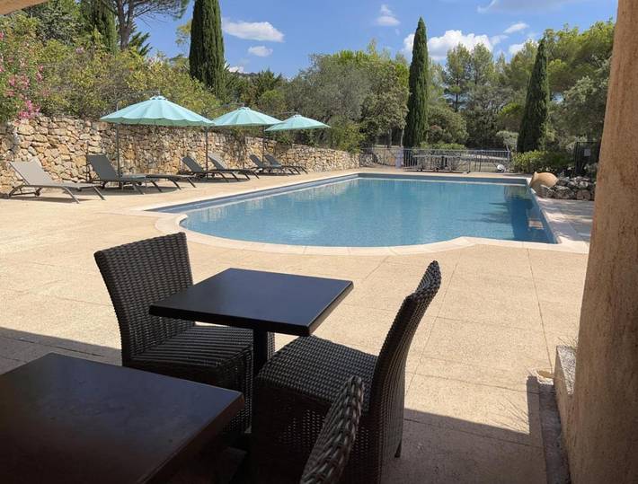 Hôtel pour 2 personnes, avec terrasse et piscine ainsi que jardin et vue, animaux acceptés