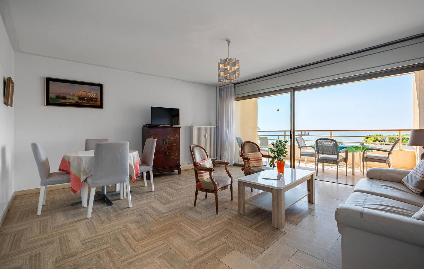 Entire holiday apartment, Beachside Apartment with AC, Dishwasher, Terrace & WiFi in Cannes La Bocca, Cannes