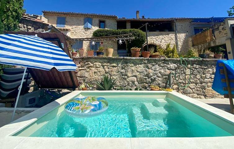 Spacious 165sqm Apartment | Parking, TV, Garden | Near Ruisseau d'Aleyrac in Salles-sous-Bois, Région de nyons