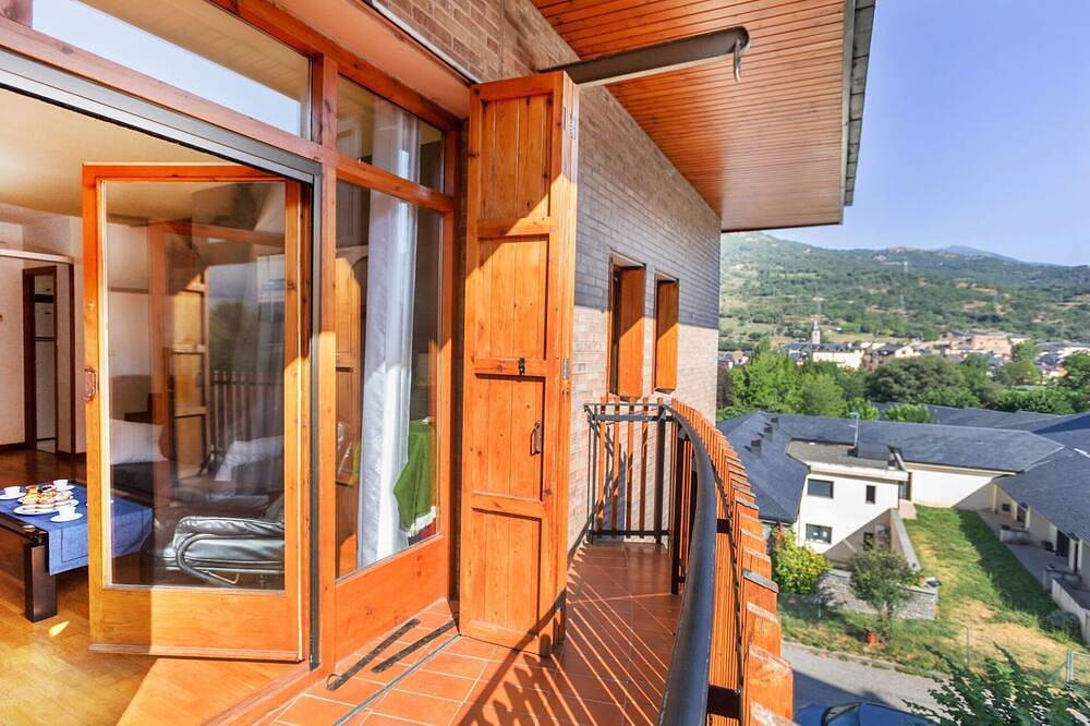 Entire apartment, Cosy apartment for 6 people with pool, A/C, Wifi, Tv and parking in Sort, Catalan Pyrenees