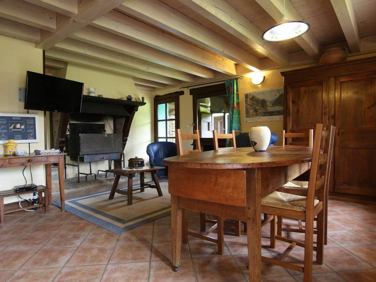 Maison de caractère avec terrasse à 300m de l'Allier, idéale pour pêche, détente et activités familiales in Villeneuve-d'Allier, Haute-Loire