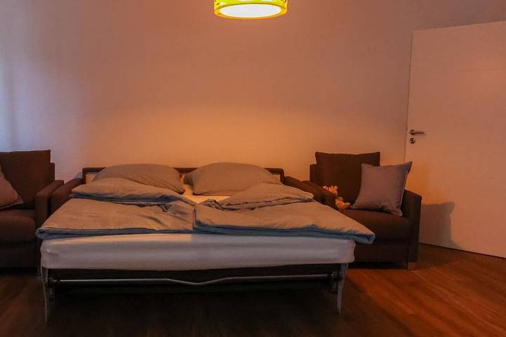 Ganze Wohnung, Freundliche Ferienwohnung in Citylage mit Terrasse und Parkplatz in Tollensesee, Neubrandenburg