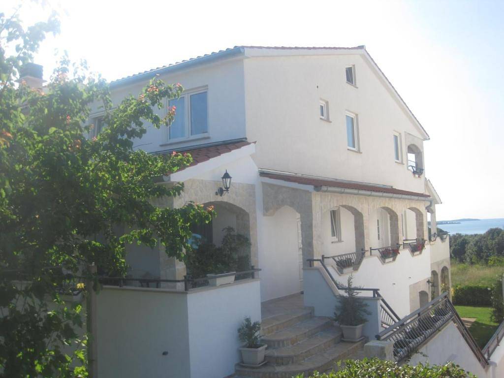 Ganze Wohnung, 2-Zimmer-Ferienwohnung mit Terrasse und Meerblick Stinjan, Pula A-23546-b in Stinjan, Pula