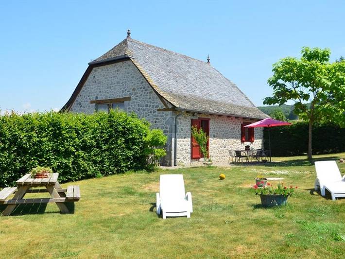 Location de vacances pour 5 personnes, avec jardin à Labesserette