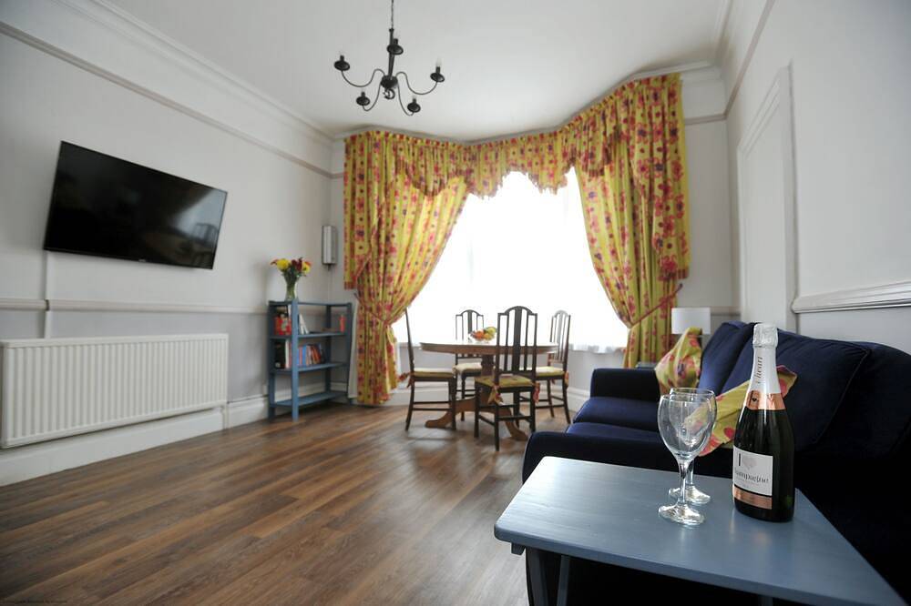 An apartment that sleeps 4 guests  in 1 bedroom in Cheltenham, Gloucestershire