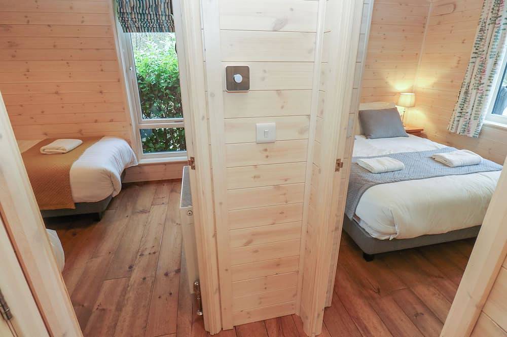 Dovestone Secluded Luxury Lodges (Sleeps 6) - Pets Welcome in Greenfield in Saddleworth, Greater Manchester