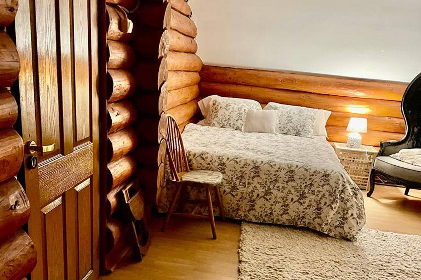 3 Bed Chalet Sleeps 8 -Fireplace & Enclosed Garden in Karpaten