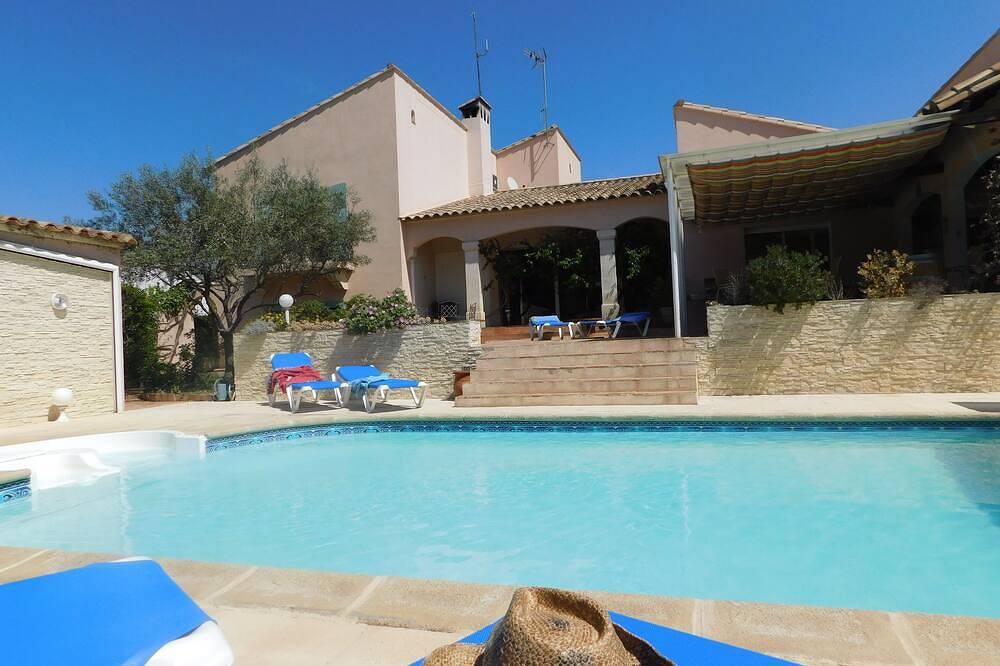 Gîte aux portes de la Camargue, piscine chauffée, 2 chambres, jardin, parking in Villetelle, Côte méditerranéenne (France)