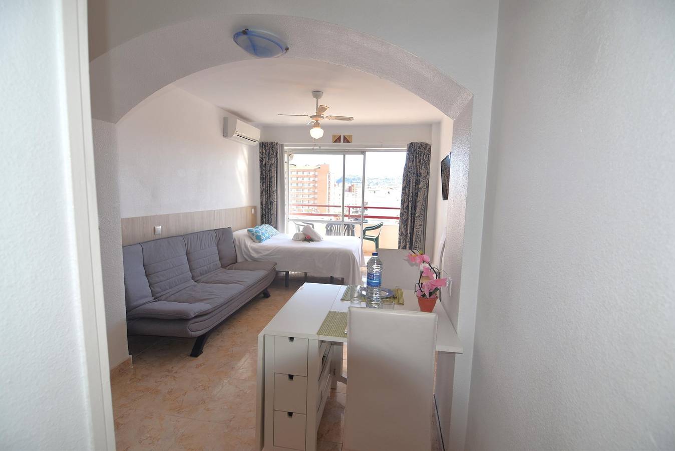 Estudio entero, Estudio moderno en Roses, cerca de la playa, con Wi-Fi y aire acondicionado. in Santa Margarida, Roses