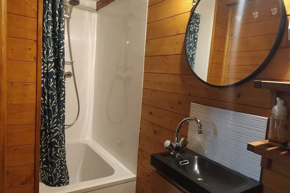 Nature getaway in a Tiny House at 4 km Beach in Les Moitiers-d'Allonne, Côte de la Déroute