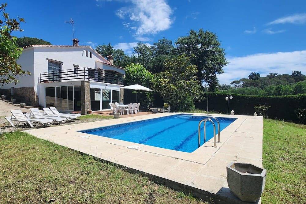 Villas Cosette / ¡Descubre Villa Martina, tu oasis perfecto en la Costa Brava! Fabulosa piscina y zona de Barbacoa! in Caldas de Malavella, Costa Brava