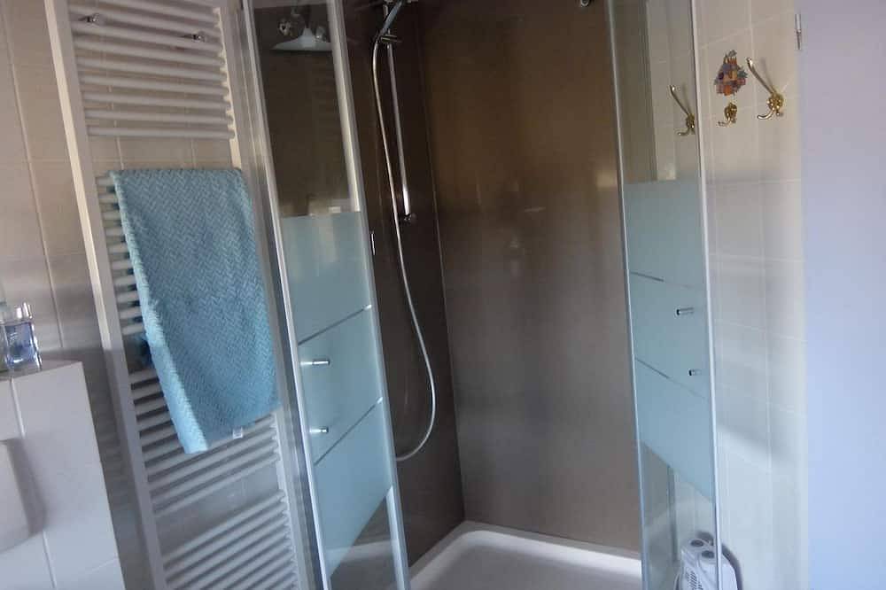 Ganze Wohnung, Blaues Haus - Une maison bleue - 2-Bett-Ferienwohnung Dusche/Wc, bis 4 Pers. in Hetzerath, Bernkastel-Kues & Umgebung