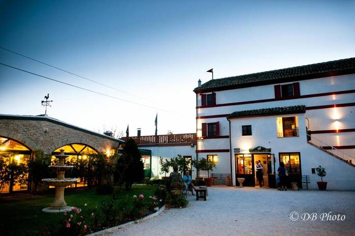 Agriturismo per 2 persone, con giardino e panorama, con animali domestici in Provincia di Macerata