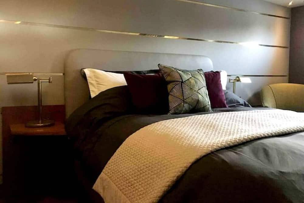 Stunning 130ft Classic Yacht, a stones throw fro Media City & Old Trafford in Greater Manchester