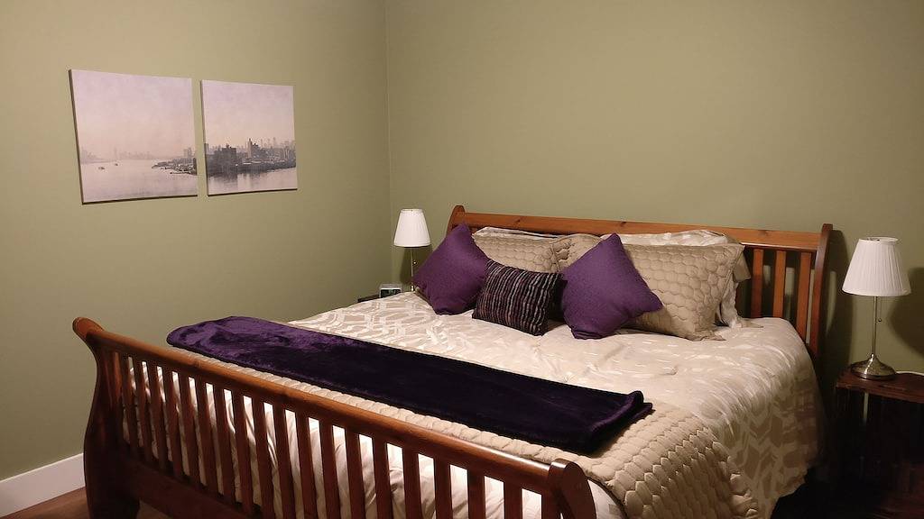 Raum für alle. Mit Blick auf friedliche Grünflächen. Haustierfreundlich in Nanaimo, Regional District of Nanaimo