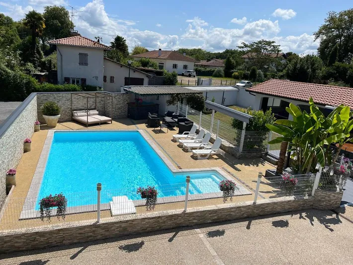 Chalet para 21 personas, con terraza además de jacuzzi y piscina - 1