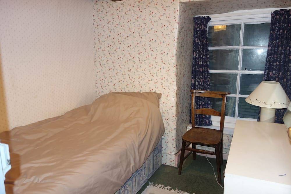 Family and pet friendly 1711 stone built cottage in town centre. Close to beach in Barmouth, Snowdonia
