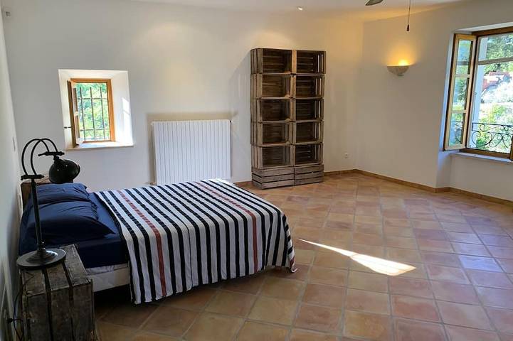 Location de vacances pour 12 personnes, avec terrasse ainsi que jardin et jacuzzi à Piégon - 3