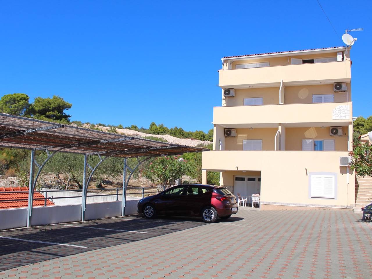 Ganze Wohnung, Apartment mit Terrasse und gemeinsam Grill in Primosten, Šibenik-Knin
