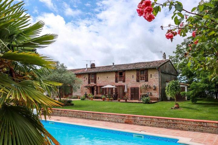 Chambre d’hôte pour 7 personnes, avec piscine et jardin à Grazac
