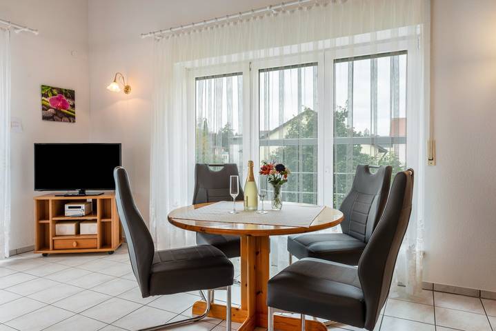 Ganze Wohnung, Ferienwohnung Rechts" mit Balkon und Wlan in Schmuggler Bucht, Konstanz