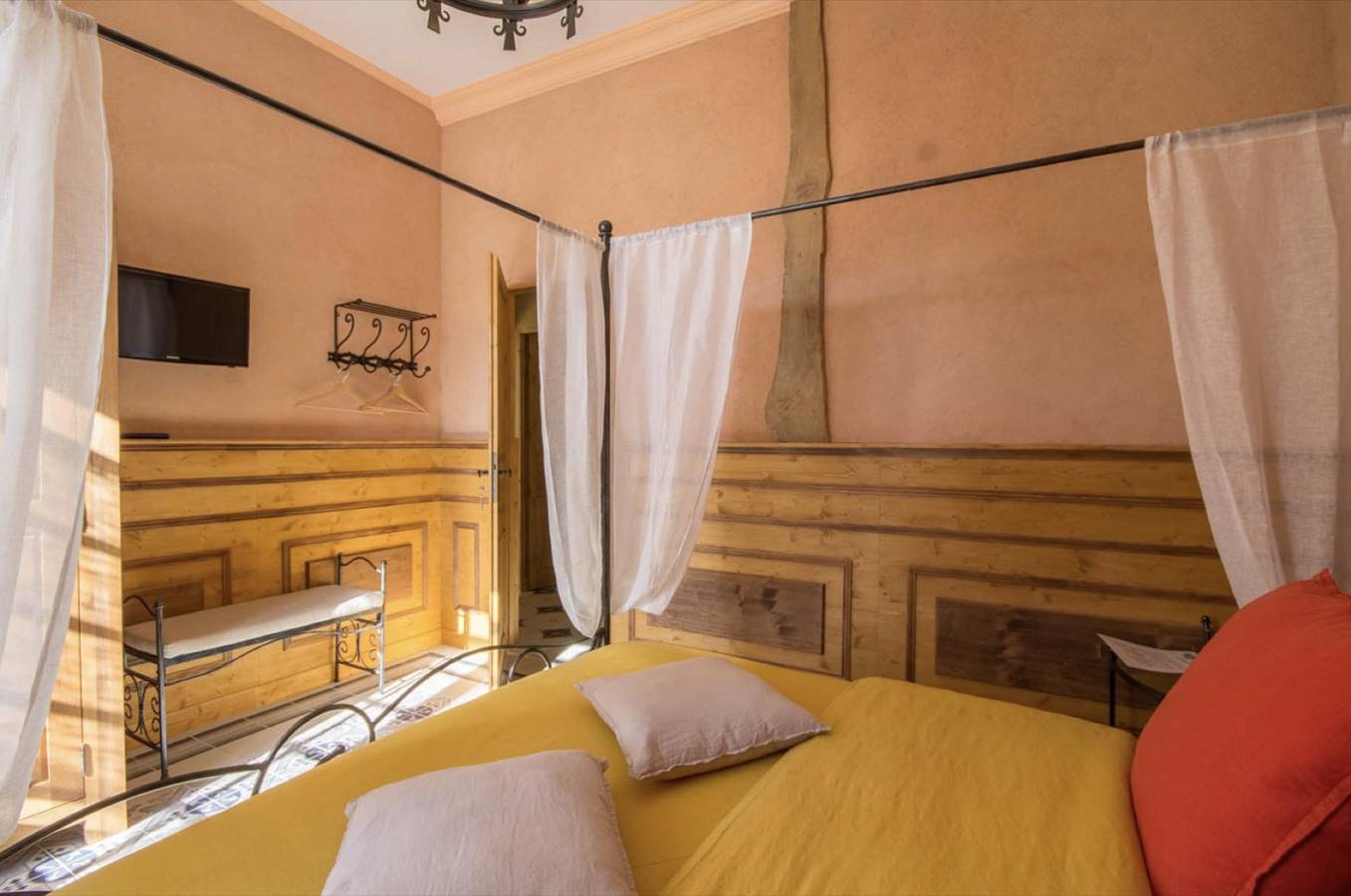 Bed and Breakfast 'Chambre Lancelot' with Shared Terrace, Shared Garden and Wi-Fi in Pluvigner, Lorient region