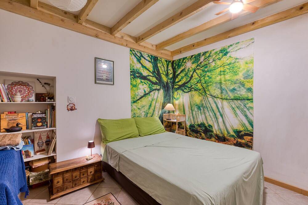 Appartement entier, Appartement « Les Trésors Du Lac » avec vue sur le lac, Wi-Fi et climatisation in Région de Lodève
