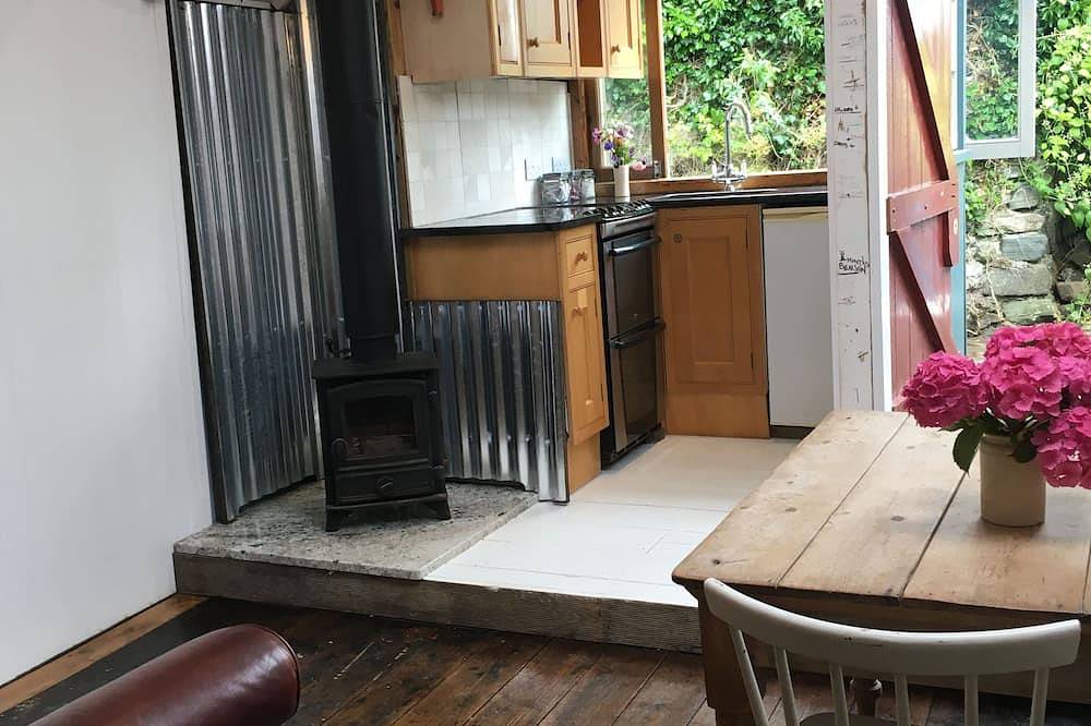 Fisherman's Studio in Cadgwith Cove - sleeps 2 guests  in 1 bedroom in Kynance Cove, Cadgwith