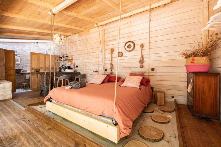 Location de vacances pour 2 personnes, avec Terrasse et Jardin ainsi que Piscine et Vue à Saint-Symphorien-de-Lay