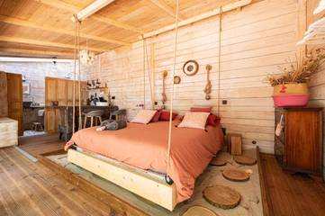 Chambre d’hôte pour 2 personnes, avec terrasse et piscine ainsi que vue et jardin à Saint-Symphorien-de-Lay