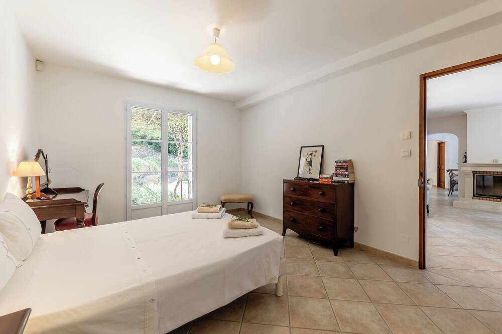 Secluded villa with breathtaking views in stunning village in Venasque, Parc naturel régional du Mont-Ventoux