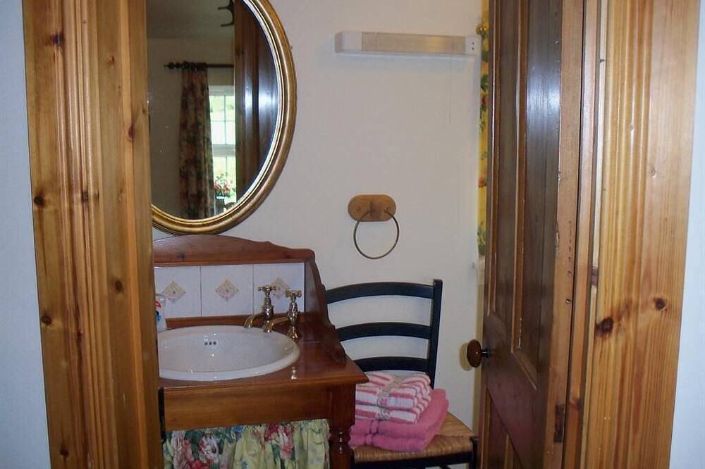 Familiare-Bagno in camera con vasca-Vista giardino-1 in Antrim