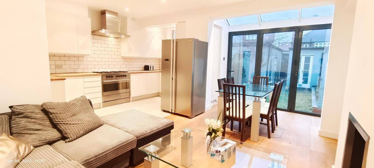 4 Bedroom House with Garden and Parking in Acton in Ealing, London