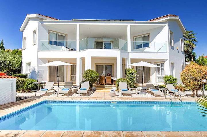 Holiday rental for 22 people, with hot tub and garden in Peyia