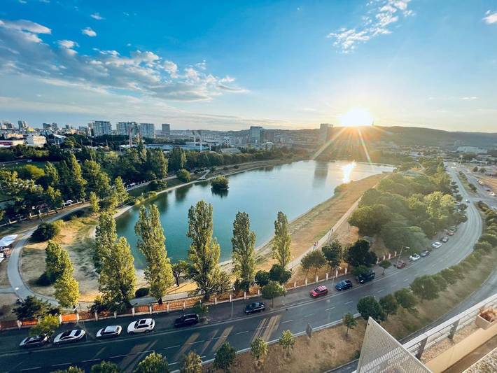 Ferienwohnung für 4 Personen, mit Balkon und Seeblick sowie Ausblick in Bratislava