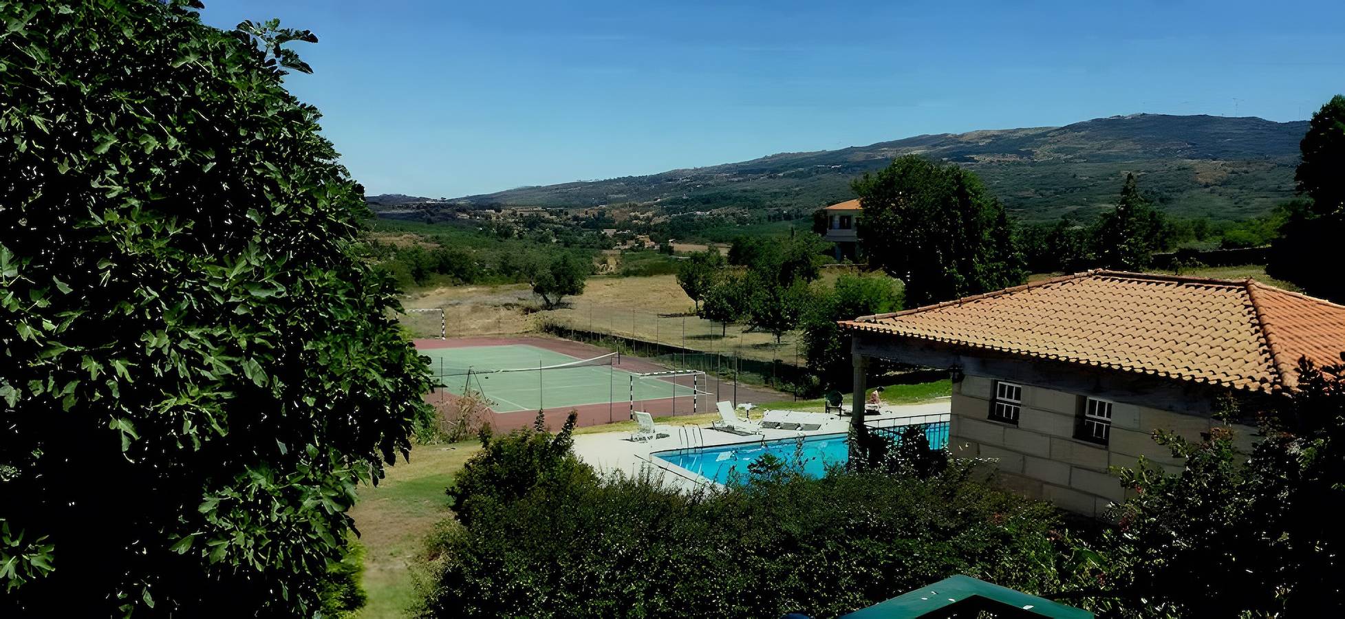 Casa de campo 'Principal - Do Mogadouro' com vista montanha, piscina partilhada e Wi-Fi in Beira Interior Norte, Mesquitela