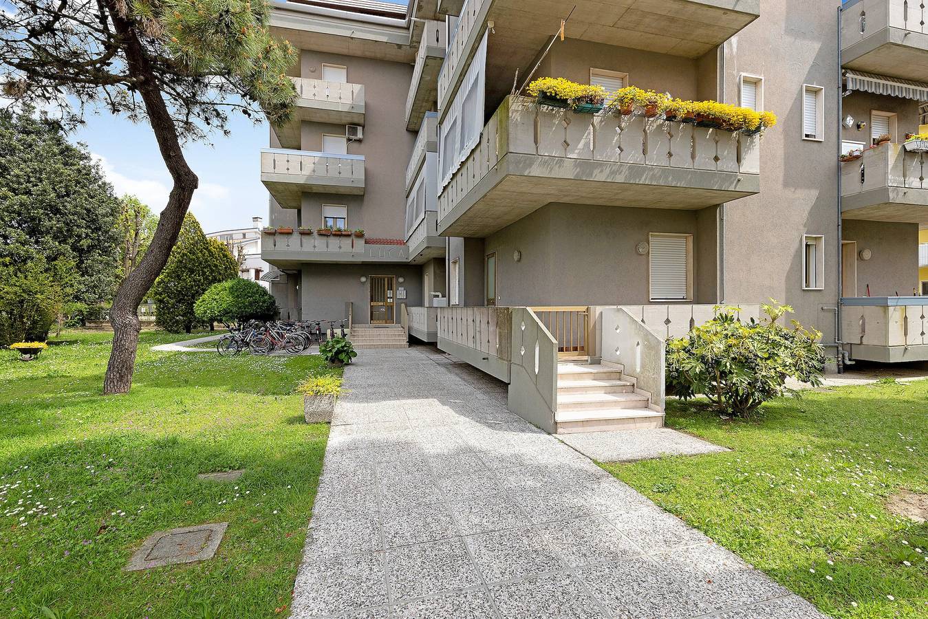 Ganze Wohnung, Ferienwohnung "Mansarda Di Ponente" in Strandnähe mit Gemeinschaftsgarten und Klimaanlage in Caorle, Venedig Provinz