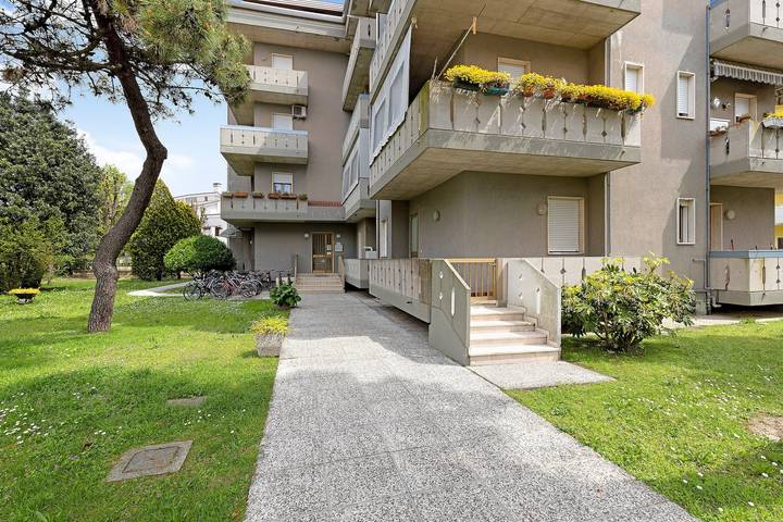 Appartamento intero, Appartamento "Mansarda Di Ponente" vicino alla spiaggia con giardino in comune & A/C in ogni stanza in Spiaggia di Ponente (Caorle), Caorle