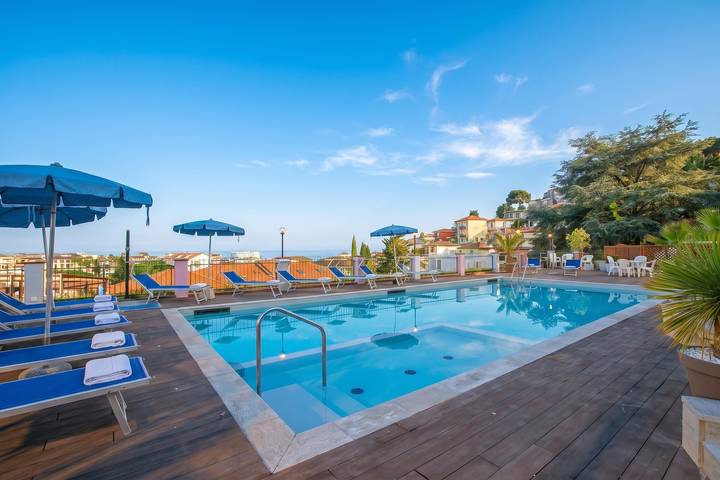 Appartamento intero, Seaview Pool Retreat - T26 in Andora, Riviera di Ponente