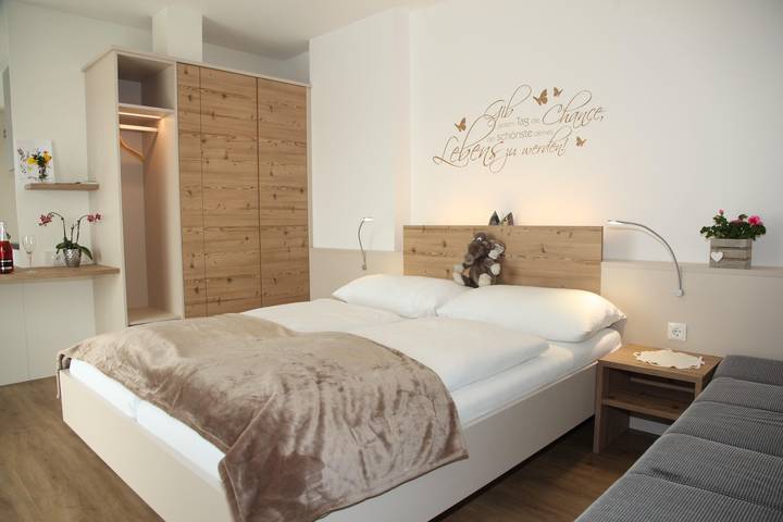 Ganze Ferienwohnung, Klassik Doppelzimmer, Dusche, Wc in Südoststeiermark, Feldbach