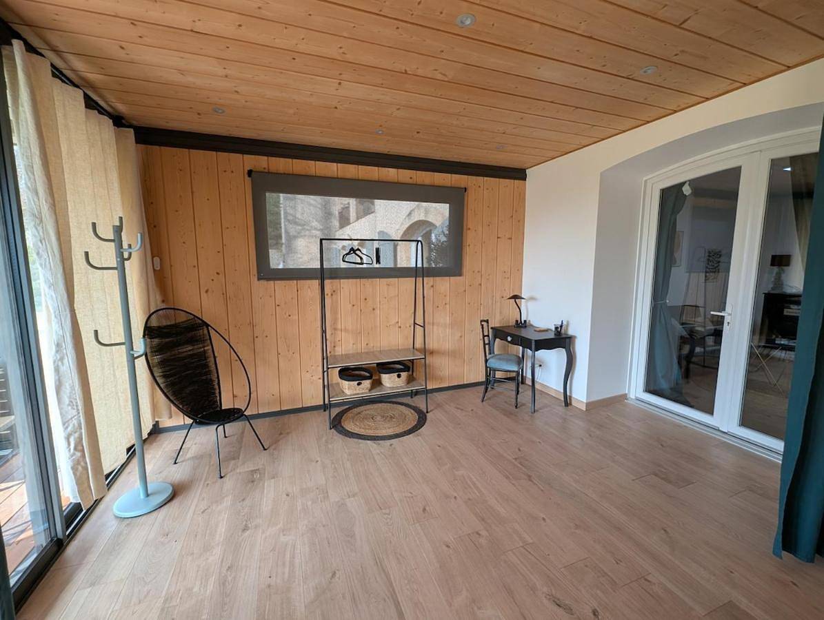 Appartement entier, One-Bedroom Apartment in Istres, Côte méditerranéenne (France)