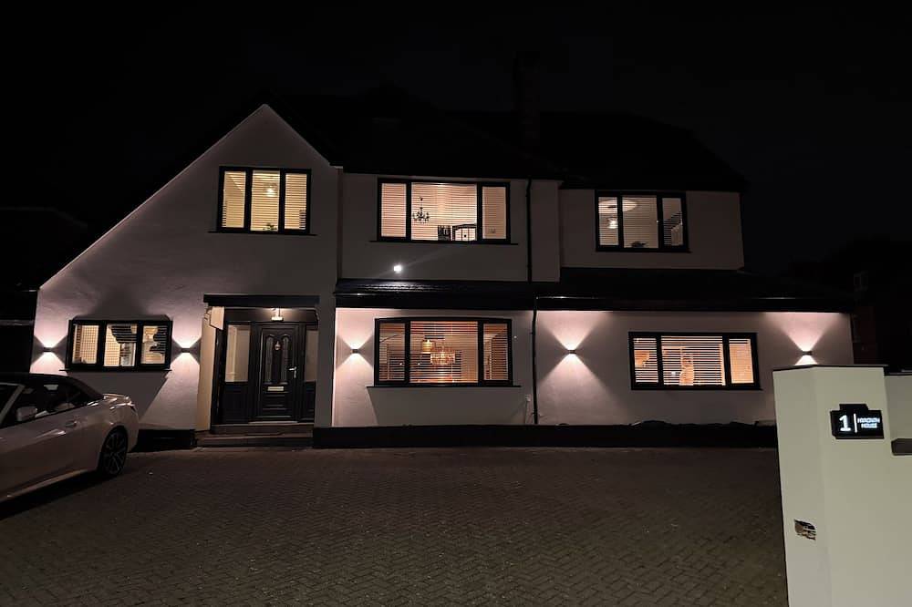 Fabulous 7-bedroom Hyacinth House perfect for your Birmingham getaway in Birmingham, Birmingham Area