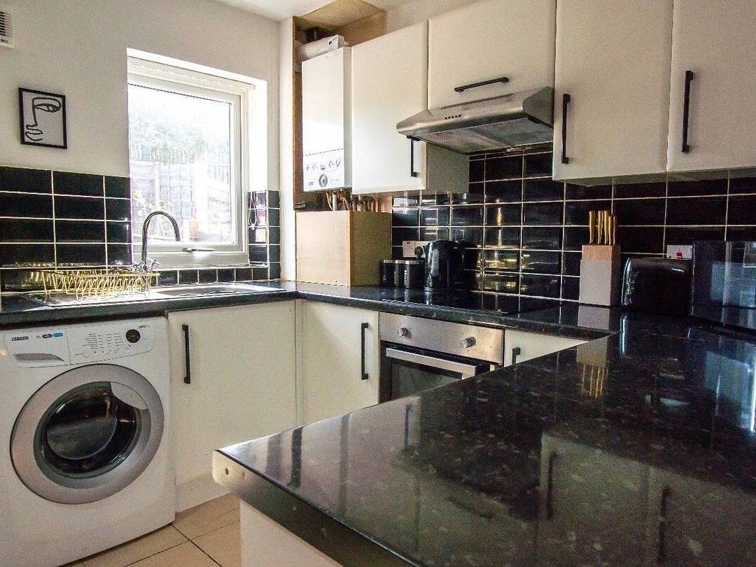 2-Bed - Sleeps 4 - Pet Friendly & Free Parking in Bolton, Greater Manchester
