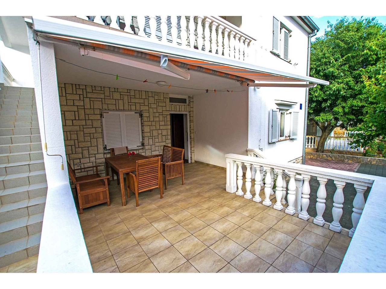 Ganze Ferienwohnung, Ferienwohnung mit Klimaanlage und Terrasse in Starigrad, Zadar